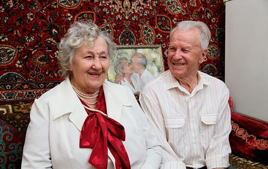 60 лет вместе – бриллиантовая свадьба. Как отпраздновать юбилей, что подарить?